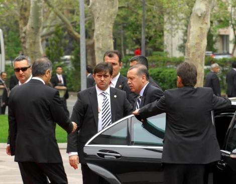 Bakanlar Kurulu, Başbakan Recep Tayyip Erdoğan başkanlığında toplandı. Toplantıya, yeni göreve başlayan bakanlar da katıldı. 27 koltuklu ilk Bakanlar Kurulu'ndan ilk kareler: