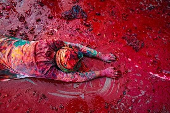 Baharın sonu yazın başlangıcını kutlayan Hindular, kast farklılıklarını bir kenara atıp bu çılgın festivalde doyasıya eğleniyor..