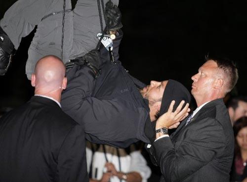 David Blaine, New York kentinde bulunan Central Park'ta yaptığı 60 saat baş aşağı asılı durma rekor denemesini başarıyla tamamladı.