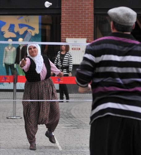 Mersin'de Yenişehir Kaymanlığınca bir alışveriş merkezinde "spor tanıtım günleri" düzenlenmiş, etkinliğe katılan Kaymakam Eyüp Sabri Kartal, kendisine hediye edilen şalvarı giyerek, köylü kadınlara badminton oynamıştı.