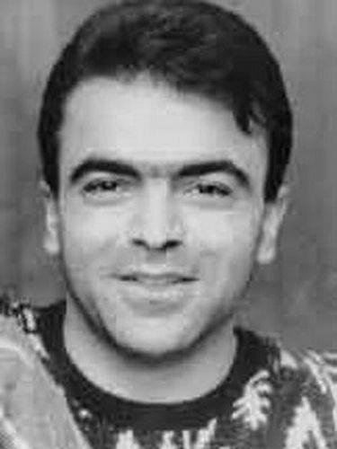 Metin Göktepe: 8 Ocak 1996 günü Ümraniye Cezaevi´nde öldürülen tutukluların cenazesini izlemek üzere Alibeyköy´e gitmişti. Ancak, 'Sarı Basın Kartı' olmadığı gerekçesiyle ilçeye sokulmadı. Haberi izlemekte 'ısrarcı' davranınca da, gözaltına alındı ve yüzlerce insanla birlikte Eyüp Kapalı Spor Salonu´na götürüldü. Burada polislerin şiddetli cop darbeleriyle dövülerek öldürüldü. 3 yıl süren davada ilk karar 19 Mart 1998´de çıktı. 5 sanık polis 'kastı aşan müessir fiilden' 7´şer yıl 6´şar ay hapis cezasına çarptırıldı.