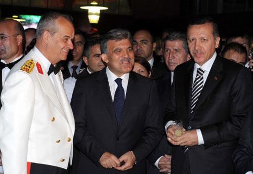 Genelkurmay Başkanı Org. İlker Başbuğ, Zafer Bayramı'nın 86. yıl dönümü dolayısıyla Gazi Orduevinde resepsiyon verdi. Resepsiyonda, Cumhurbaşkanı Gül, Başbakan Erdoğan ve Org. Başbuğ'un samimi sohbeti dikkat çekti.