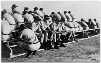 Gazeteciler ve sivil savunma temsilcileri 4 Mayıs 1956da çekilen bu fotoğrafta Marshall Adaları yakınlarındaki Enewetak Atolünde yapılan bir nükleer denemeyi izliyor. İkinci Dünya Savaşının ardından atol ABDnin nükleer testlerine ev sahipliği yaptığı için Enewetakın sakinleri bazen istekleri dışında da olsa adadan taşındılar. Enewetakta 1951 yılında toplam 11 nükleer deneme yapıldı.
