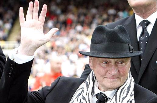 İngiltere Milli Takımı'nın eski futbolcusu ve teknik direktör Sir Bobby Robson'un 76 yaşında İngiltere'nin County Durham kentindeki evinde kansere yenik düştüğü bildirildi.