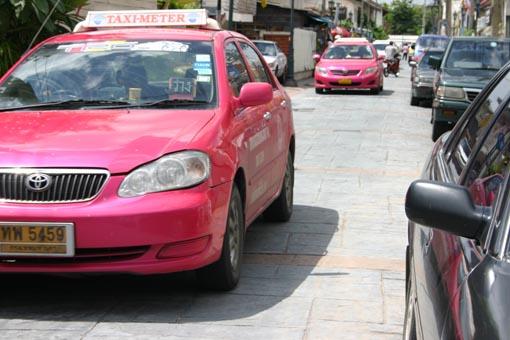 Allahım bu nasıl bir trafik, İstanbulu mumla arayacağımız kimin aklına gelirdi? Trafik ışıklarında o kadar çok bekliyoruz ki, tahammül sınırlarımız epey zorlanıyor.