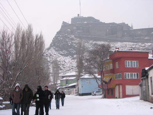Romanlara, şiirlere, filmlere konu alan ve Orhan Pamuk ile Nobel'le taçlanan Kars'ın meşhur kar manzalarından bir demet. Fotoğraflar: Bünyamin Yılmaz - Yaşar İliksiz