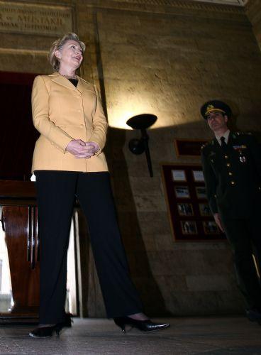 ABD Dışişleri Bakanı Hillary Clinton, eşinin Başbakan olduğu yıllardaki resmi ziyaretinden yıllar sonra bu kez bakan sıfatıyla resmi bir ziyaret için Ankara'yı ziyaret etti.