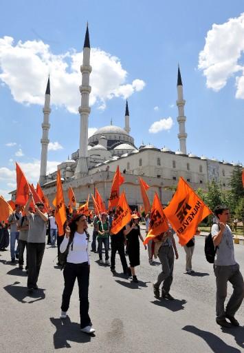 Halkevleri üyeleri, ekonomik krizin önlenmesine yönelik politikaları protesto etti. Her ilden gelen göstericiler kendi sorunlarını belirten bir pankart taşıdılar