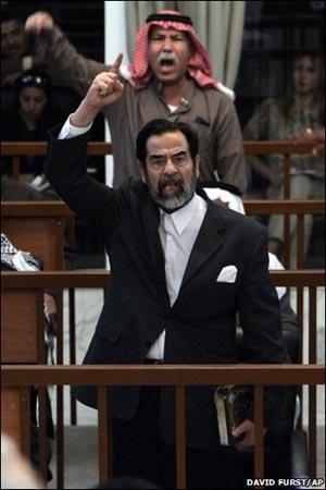 Irak'ın devrilen ve daha sonra idam edilen lideri Saddam Hüseyin, mahkemede...