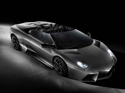 3- Lamborghini Reventon Roadster
Sadece 20 adet üretilen Lamborghininin Supercar modeli 2009 Frankfurt Motor Showda gün  yüzüne çıkmıştı. 1 Milyon Euro değerinde (vergiler hariç) olan Lamborghini Reventón, Murciélago LP640 ın teknik temeli baz alınarak üretildi. En hızlı uçaklardan esinlenilen Reventón özel tasarımı ve dinamizmiyle ön plana çıkıyor.

 
 

Motor Hacmi: V12 6500cc.
Beygir: 661 bg.
Son hızı: 330 km/s
0-100: 3.3 sn.
Üretim adedi: 20
Fiyatı: 1.100.000 