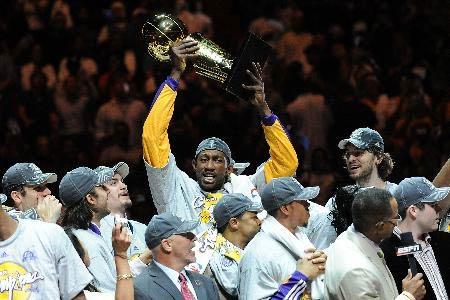 ABD Profesyonel Basketbol Ligi (NBA) final serisinde, beşinci maçta deplasmanda Hidayet Türkoğlu'nun da formasını giydiği Orlando Magic'i 99-86 mağlup eden Los Angeles Lakers, şampiyon oldu.