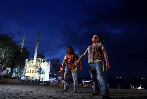 ''Çok takipçisi olan bir dizi. Bir çizgi romanın dizi uyarlaması. Şu anda bile fazlasıyla takipçisi var. Dünya genelinde 25 şehirde güneşin doğuşuyla birlikte aynı anda zombiler şehre indi. Daha sonra bu etkinlikten alınacak kareler Amerika'ya gönderilecek, dizinin tanıtımı için kullanılacak.