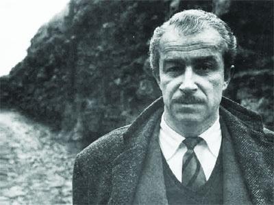 <br> <br>ORHAN KEMAL, MAKSİM GORKİ OKUDUĞU İÇİN YARGILANDI<br> <br>

Birey-toplum ilişkilerini gerçekçi bir üslupla anlatan Yazar Orhan Kemal, askerliğini yaptığı 1938 yılında "Maksim Gorki ve Nazım Hikmet kitapları okumak", "yabancı rejimler lehinde propaganda ve isyana muharrik" suçundan 5 yıl hapis cezasına mahkûm edildi. 1940'ta, Bursa Cezaevi'nde tanıştığı Nazım Hikmet'ten etkilendi. 1943'te tahliye olunca Adana'ya döndü. Maddi sıkıntılarla boğuşuyordu; amelelik ve hamallık gibi işlerde çalıştı. 1950'de ailesiyle İstanbul'a yerleşti ve ölümüne kadar edebi eserler yayınlayarak geçimini sağladı.<br> <br> 1966'da "hücre çalışması ve komünizm propagandası" yaptıkları gerekçesi ile iki arkadaşı ile birlikte tutuklandı. Suç teşkil eden bir cihet bulunmadığı" yolundaki bilirkişi raporu üzerine bir ay sonra serbest bırakıldı.Eskici ve Oğulları ile Hanımın Çiftliğinin yazarı, Bulgar Yazarlar Birliği'nin çağrısı üzerine gittiği Sofya'da rahatsızlandı ve 2 Haziran1970'te 56 yaşında son nefesini verdi.