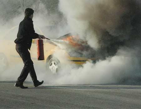 Gölbaşı'nda silah araması yapılan alanın yakınlarında yarım saat arayla iki araç yangını meydana geldi. Seyir halinde alev alan bir taksi ve bir transit minibüs alev alev yandı.