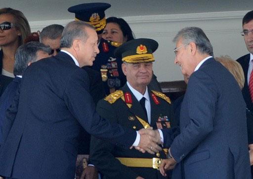 CHP Lideri Deniz Baykal, 30 ağustos Zafer Bayramı kutlamalarında ilginç bir sürpriz yaparak eşi Olcay Baykalla katıldı. Baykal'ın zafer kutlamalarına eşiyle gelmesi bir taktik mi?
