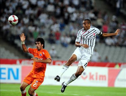 2009-2010 Sezonu perdesini açtı. Şampiyon Beşiktaş, açılış maçında İstanbul Belediyespor'la öne geçtiği maçta 1-1 berabere kaldı...