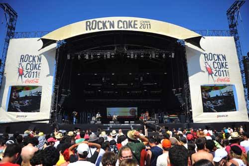 Coca-Cola tarafından Pozitif Productions organizasyonuyla gerçekleştirilen ''Rock'n Coke Festivali'', ana sahnedeki Türkçe rock müzik grubu Çilekeş'in konseriyle başladı.