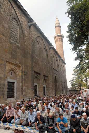 Ramazanın bitmesine bir gün kala kılınan son cuma namazında, camilere sığmayan vatandaşlar, caddelere serdikleri seccadelerde ibadetlerini gerçekleştirdi. Yurttan cuma manzaraları: