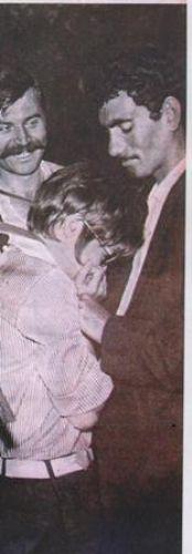 &Uuml;nl&uuml; yapımcı Abdurrahman Keskiner, Yılmaz G&uuml;ney - Nebahat &Ccedil;ehre &ccedil;iftiyle ilgili 45 yıllık sırları a&ccedil;ıkladı. Keskiner, G&uuml;ney'in sette ger&ccedil;ek silahla hedefe diktiği &Ccedil;ehre'ye yaptığı atışı anlattı o anın fotoğrafını ilk kez paylaştı.