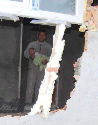Sultanbeyli'de yaklaşık 50 gecekonduyu yıkmak için gelen yıkım ekipleri ile gecekondu sahipleri arasında kavga çıktı. Yıkım sırasında objektiflere yansıyan kareler insanın kanını dondurdu: