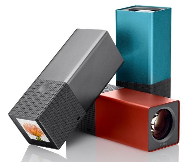 <p><strong>Odaklama geçmişte kaldı, artık ışık alanı kamerası var</strong></p>
Dijital kameralar ilk kez satışa sunuldukları doksanlı yılların başından bu yana çok gelişti. Gitgide küçülen daha güçlü sensorlar ve işlemciler sayesinde kameralar farklı görünümler kazandılar. Fakat bu değişimler Lytronun ışık alanı (light-field) kamerasındaki yeniliklerle karşılaştırıldığında önemsiz kalıyor. Bildik diğer doğrult ve çek kameraların aksine Lytrosun küçük dikdörtgen bir gövdesi var. Kameranın elden kaymaması için gövdenin yarısı lastikle kaplanmış. Gövdenin bir ucunda objektif diğer ucunda ise küçük bir dokunmatik ekran bulunuyor. 
Ve kullanımı son derece kolay: açma/ kapama tuşu ve deklanşör dışında sadece optik 8xzum için bir ayar var. İlginç gövdeli kamerayla odaklamaya gerek kalmadan görüntü alınabiliyor. İstenilen kare seçildikten sonra görüntü kaydediliyor, Fotoğraftaki hangi kısmın netleştirileceği daha sonra Macte karar veriliyor. Üçboyutlu ekrana sahip olanlar görüntüleri üçboyutlu olarak da izleyebiliyorlar.