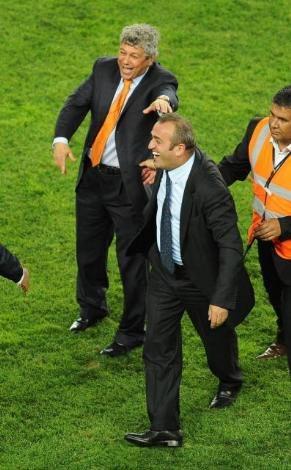 Shakhtar Donetsk'in UEFA Kupası'nı almasına en çok sevinen isimlerden biri de Galatasaray'ın eski yöneticisi Abdürrahim Albayrak oldu. Sahaya dalan Albayrak'ı gören Lucescu şaşkına döndü.