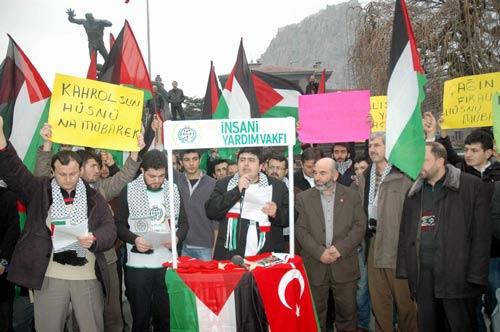 Gazze'den çeşitli fotoğraflar da sergilendi. Yaklaşık 55 kişinin katıldığı eylemde, Türk ve Filistin bayrakları açılırken, sık sık tekbir getirildi. Grup adına basın açıklamasında bulunan İlim Yayma Cemiyeti Afyonkarahisar Şubesi Yönetim Kurulu Üyesi Ahmet Ertürk, Gazze'ye gitmek için 6 Aralık'ta İngiltere'nin başkenti Londra'dan yola çıkan Filistin'e Özgürlük Konvoyu'nu ülkesinden geçirmeyen Mısır hükümetinin "İsrail'in Valisi gibi davrandığını" söyledi.