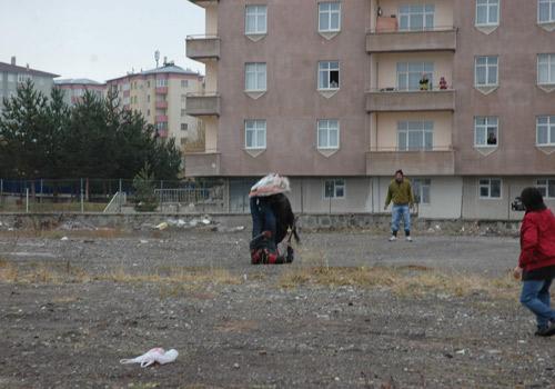 Kurban Bayramı'nın ilk kaçak haberleri gelmeye başladı. Erzurum'da kurban edilmek istenilen boğa sahibinin elinden kaçtıktan sonra şehir meydanında adeta terör estirdi.