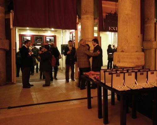 Les Arts Turcs tarafından düzenlenen Yabancı gözüyle İstanbul 2008 fotoğraf müsabakası sergisi 1001 Direk Sarnıcı'nda düzenlenen törenle açıldı.