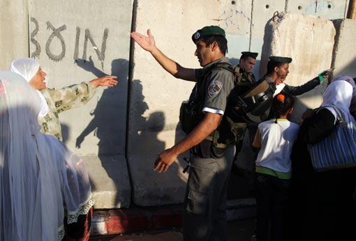 Ramazan'ın son Cuma gününde Mescidi Aksa dua okumak isteyen yüzlerce Filistinli İsrail polis ve askerlerinin gözetiminde Batı Şeria'dan Kudüs'e geçtiler...