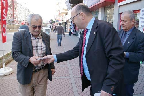 DSP Antalya İl Başkanlığı, Antalyalıların yeni yılını eski genel başkanları ve eski Başbakan Bülent Ecevit'in kendi okuduğu şiirlerin yer aldığı CD ve kalem dağıtarak kutladı.