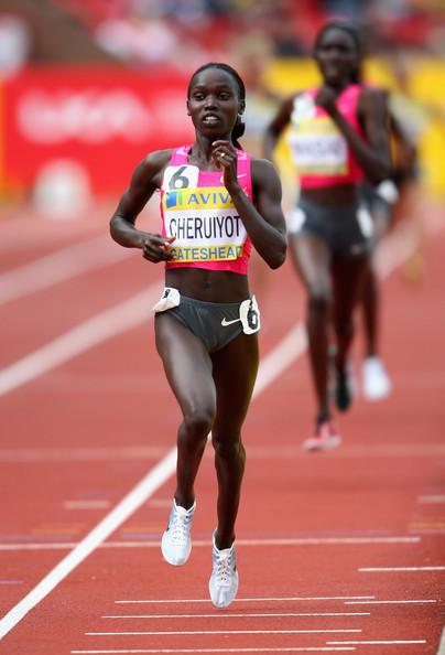 Vivian Cheruiyot: 28 yaşındaki Kenyalı kadın atlet, Güney Kore'deki Dünya Atletizm Şampiyonasında 5 bin ve 10 bin metrede altın madalya kazanma başarısını gösterdi. Berlin'de 2009'da düzenlenen dünya şampiyonasında da 5 bin metrede altın madalya kazanan Cheruiyot'ın kariyerinde sadece olimpiyat şampiyonluğu eksik kaldı.