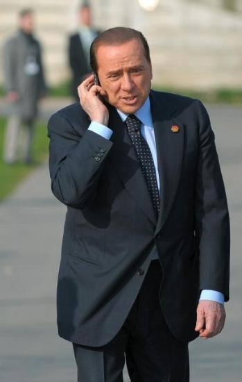 İtalya Başbakan Silvio Berlusconi, Başbakan Recep Tayyip Erdoğan ile görüştüğü için NATO'nun aile fotoğrafına katılamadı.