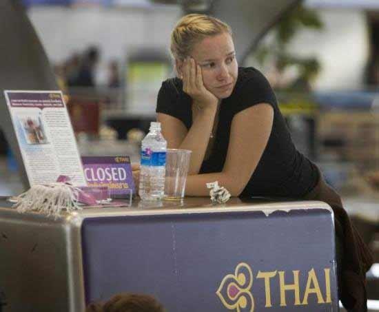 Tayland'ın başkenti Bangkok'ta havaalanını göstericiler işgal etti