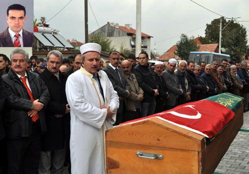 Van'da meydana gelen 7.2 büyüklüğündeki depremde enkaz altında kalarak hayatını kaybeden öğretmen Ümit Kaplan'ın cenazesi Bolu'da toprağa verildi.