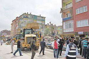 Malatya'da 7 katlı inşaat halinde altında işyerleri olan bina çöktü.