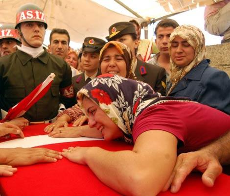 Şehit jandarma komando onbaşı Yaşar Kaya'nın naaşı Hatay Hassa'da toprağa verildi.