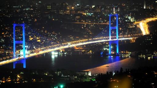 Eyfel Kulesi'nden Mısır piramitlerine, Akropolis'ten, ünlü saat kulesi Big Ben'e kadar pek çok ünlü yapıyı aydınlatan Philips, 3 bin 250 adet 'LED sistemi'yle, Boğaziçi'ni yeniden aydınlattı