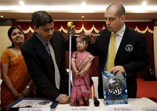 Yaklaşık 63 santimetrelik boyuyla iki yaşındaki bir çocuktan daha kısa olan Hintli lise öğrencisi Jyoti Amge, Nagpur şehrindeki ölçümün ardından "dünyanın en kısa kadını" ilan edildi.