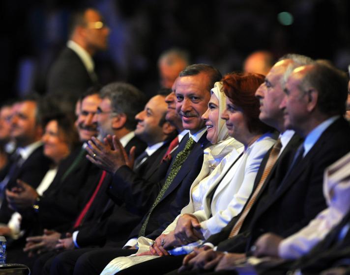 ERDOĞAN, ÖĞRENCİLERLE HATIRA FOTOĞRAFI ÇEKTİRDİ
Törende, Gana'dan gelen öğrenciler, Akçaabat yöresine ait folklor gösterisi sundu. Başbakan Erdoğan, gösterinin ardından eşi Emine Erdoğan ile sahneye çıkarak, öğrencilerle hatıra fotoğrafı çektirdi.
Ganalı ekipten bir öğrencinin, ''Bize her yer Trabzon'' demesi seyircileri güldürdü.
Bu arada, Kazakistan'dan gelen bir öğrenci, ''Bana her şey seni hatırlatıyor'' adlı şarkıyı seslendirmeden önce salonda ''Başbakan Erdoğan'ın en sevdiği şarkı'' şeklinde anons yapıldı.