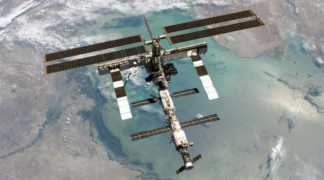 <strong>Uluslararası Uzay İstasyonu: </strong>İstasyonun görevine devam etmesi için her yıl 2 milyar dolar harcanıyor ve binlerce işçi çalışıyor. Bugüne kadar 11 ülkeden 201 kişi ve 7 uzay turisti istasyonu ziyaret etti. Yaklaşık bir 10 yıl daha yörüngede kalması planlanıyor. Burada yapılan araştırmalarda, salmonella bakterisinin uzayda daha öldürücü olduğu belirlendi. Bu keşif ve değişikliğe yol açan genlerin keşfi salmonella ve hastane virüsü (MRSA) ile mücadele etmek için ilk aşıların geliştirilmesini destekliyor.