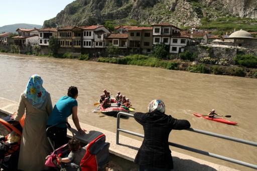 Çoruh nehrinin azgın sularında rafting yapan sporcular artık Yeşilırmak'ın sularında tarihi Kral Kaya Mezarları'nın önünde yarışacak...