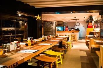 GÜNAYDIN BURGER HOUSE
Katkısız dana eti kullanıyor

Günaydın Restoran Zincirleri bünyesinde faaliyet gösteren Günaydın Burger House, il şubesini Ekim 2009da İstanbul Bağdat Caddesinde açtı. 2010da Ortaköy ve Bebekte 2 yeni şube daha açılacak. Bu şubelerin tamamı şirket tarafından işletilecek. Günaydın Burger Houseun büyüme planlarında franchise vermek de var. Şirket, franchising sistemiyle açılacak şubeler için önceliği İstanbula vermiş. İlk etapta İstanbulun diğer semtlerinde şubeler açılacak. İstanbulda planlanan şube sayısına ulaşıldıktan sonra sırada diğer iller var. Burger Houseun mönüsünde 14 çeşit hamburger bulunuyor.