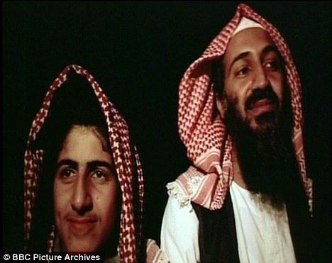 Bin Ladin'in bulunduğu üsse çoğu Arap olmak üzere Müslüman ülkelerden gönüllüler aktı. Bin Ladin bu kişileri örgütleyerek, gelecekte oluşacak El Kaide'nin temellerini attı.