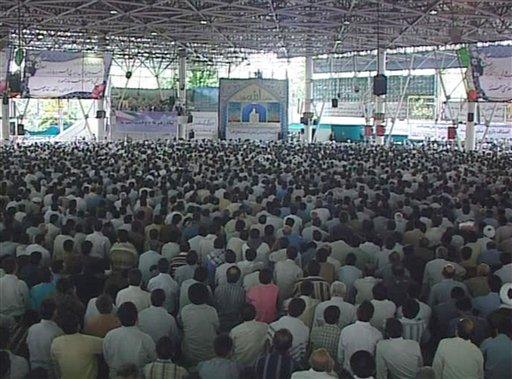 İran'da gergin Cuma. Camiler tıklım tıklım dolarken, dini lideri Ayetullah Ali Hamaney, seçimlerden sonra başlayan gösterilerin ardından "sukünet" çağrısında bulundu.