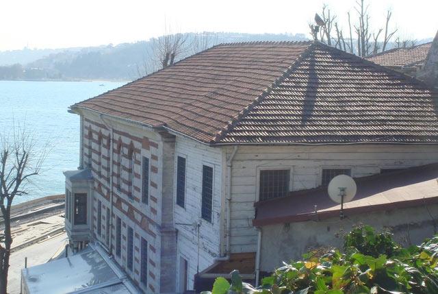 9- Hacı Kemalettin Camii: Yeşil, mavi, turuncu, sarı, mor, kırmızı... Her renkten işlemeleri olan bir cami. İçine girdiğinde bu kadar renk bir araya gelip, nasıl böyle uyumlu olabiliyor diye düşünmeden edemiyor insan. 4 yanındaki geniş pencerelerinden içeri vuran güneş renkleri daha bir görünür kılıyor. 1743 yılında mescitten camiye dönüştürülen Hacı Kemalettin Cami'nin kaderi de diğerleriyle aynı. Rumeli Hisarı'nda onlarca kafenin, yüzlerce insanın arasında yalnızlığı ile baş başa.