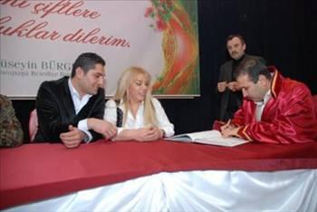 <p><strong>MİNE KOŞAN - ERHAN YEŞİL<br /><br /></strong>Mine Koşan, Erhan Yeşil ile yıldırım nikahı kıydı. Erhan Yeşil, "Popstar Alaturka"da adını duyuran şarkıcılardan...</p>