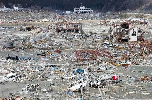 Binalar yerle bir oldu: 3 binden fazla kişinin kaybolduğu ve yaklaşık 15 bin 850 kişinin yaşamını yitirdiği deprem ve ardından gelen tsunami felaketinin Minamisanriku bölgesine etkisi ağır oldu.