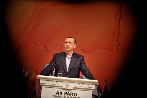 Torununa oyuncak alırken çekilen fotoğrafa bakarken Erdoğan ''Bunlara da oyuncak dayanmıyor'' dedi.