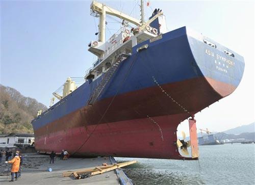Koca tanker dev dalgalara yenik düştü olduğu yerden başka bir yere taşındı.